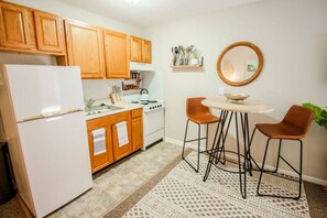 Kjøleskap, ovn, kokeplater og kaffetrakter/tekoker