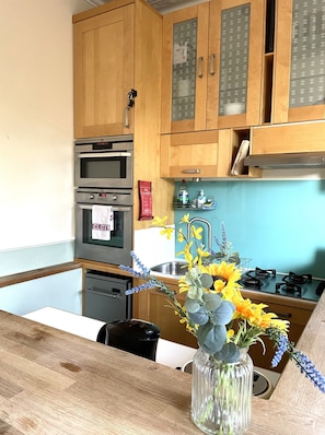 Classic Apartment, Private Bathroom | Shared kitchen