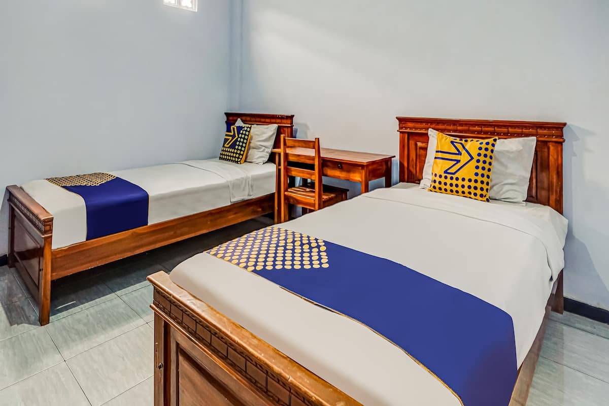 Basic Twin Room | Meja, ruang kerja komputer riba, Wi-fi percuma, cadar katil 