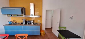 Een koelkast, een magnetron, een kookplaat, een vaatwasser