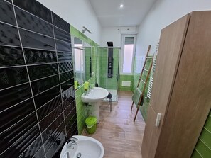 Een douche, een haardroger, een bidet, handdoeken