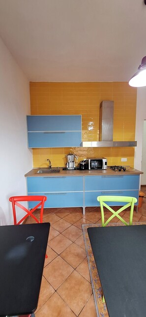 Kühlschrank, Mikrowelle, Herdplatte, Geschirrspüler