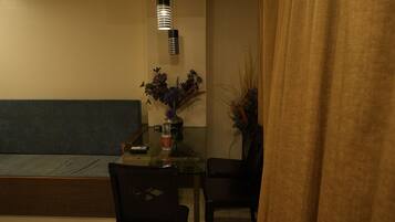 Luxury Studio Suite | Desk, bed sheets