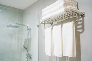 Deluxe-Dreibettzimmer | Badezimmer | Regendusche, kostenlose Toilettenartikel, Haartrockner, Bademäntel