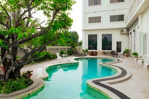 Una piscina al aire libre