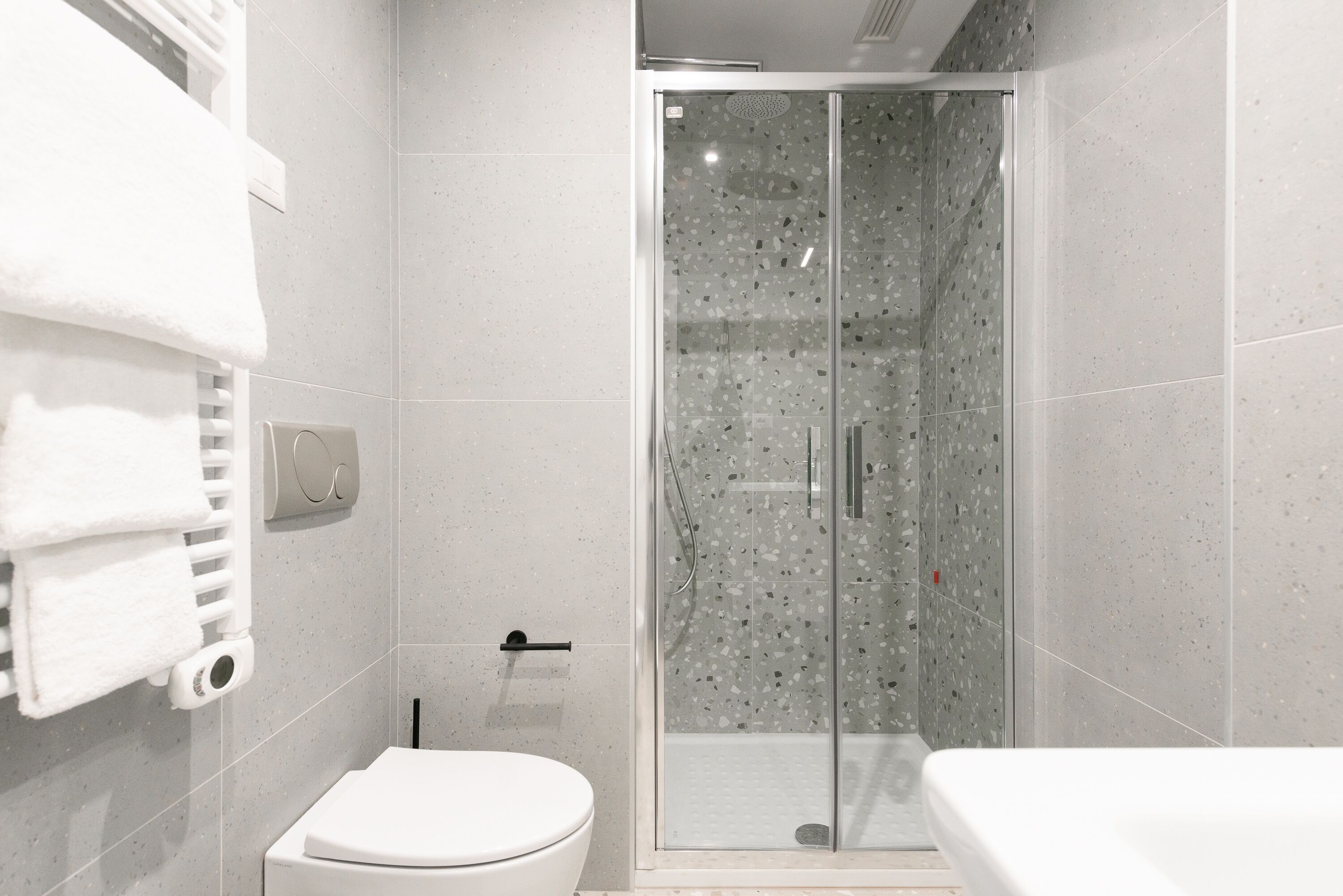 Douche, articles de toilette de luxe, sèche-cheveux, serviettes fournies