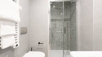 Douche, articles de toilette de luxe, sèche-cheveux, serviettes fournies