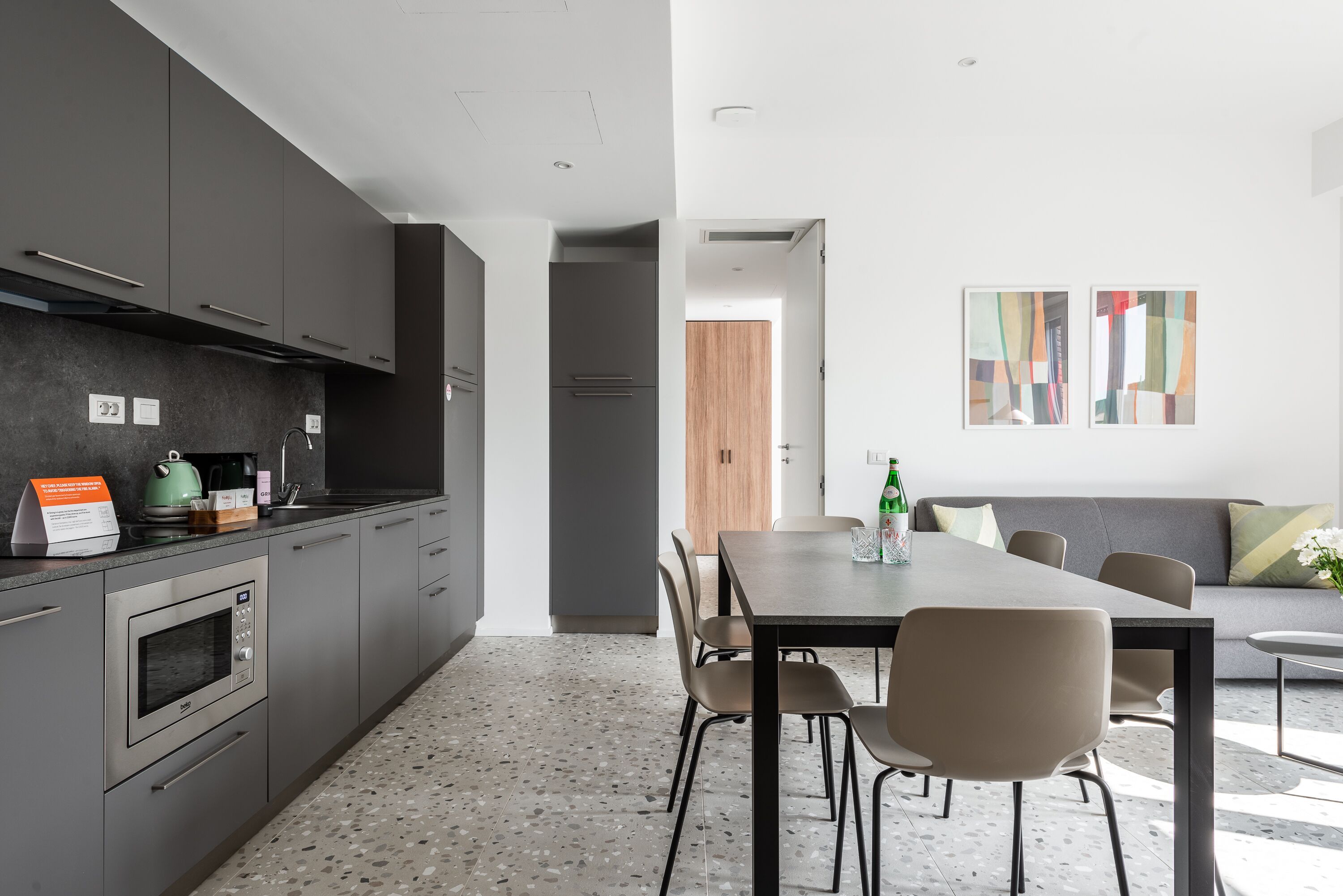 2 Bedroom Apartment, Balcony, Sofa Bed | Zona de estar | Smart TV de 43 pulgadas con canales por cable, una televisión