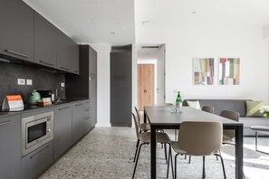 2 Bedroom Apartment, Balcony, Sofa Bed | Coin séjour