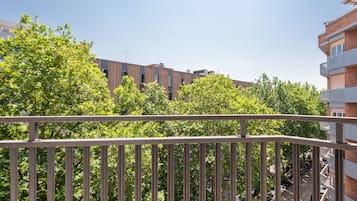 L 1 Bedroom Apartment, Balcony, Sofa Bed | 陽台