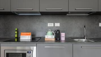 2 Bedroom Apartment, Balcony, Sofa Bed | Cozinha americana privada | Geladeira, cafeteira/chaleira