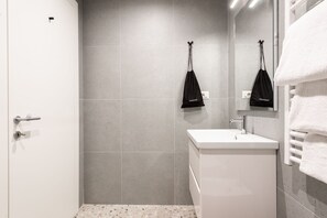 L 1 Bedroom Apartment, Balcony, Sofa Bed | Baño | Ducha, artículos de higiene personal de diseño y secador de pelo
