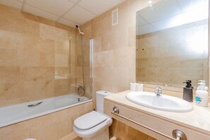 Duschwanne, Haartrockner, Bidet, Handtücher