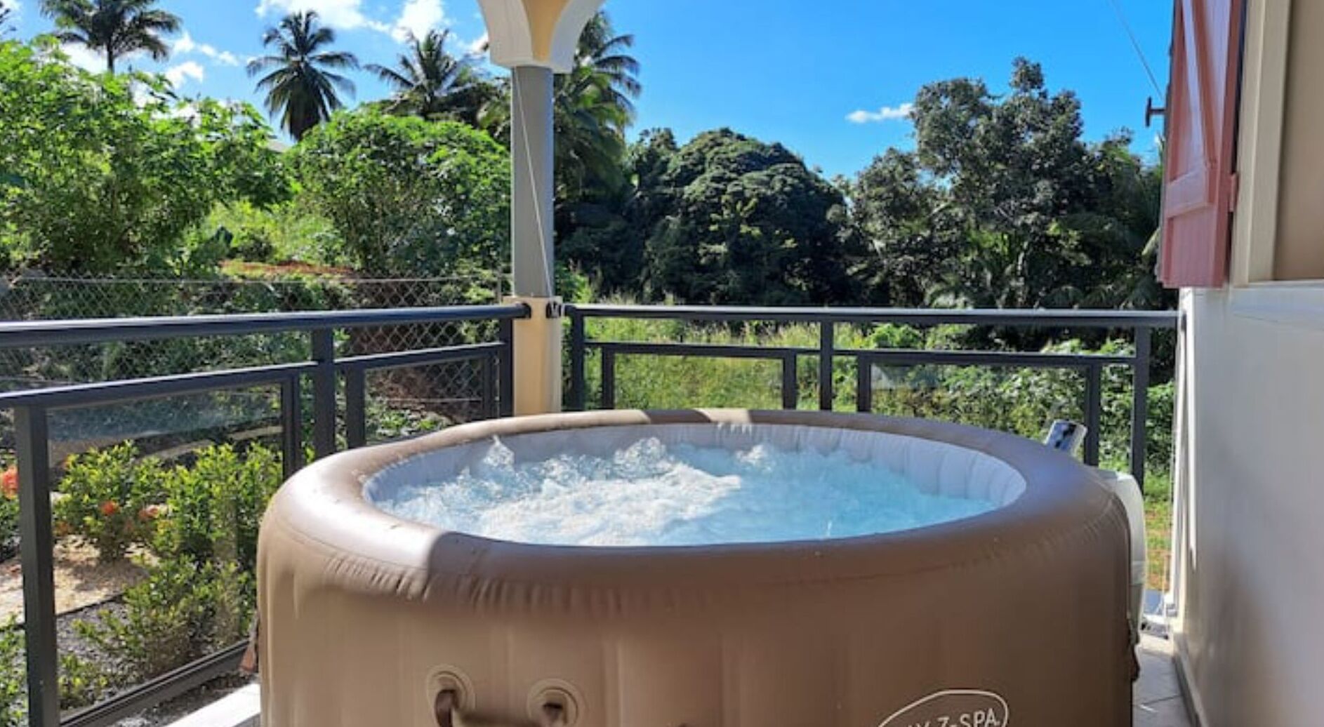 Bain à remous extérieur