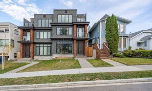 Exterior - Downtown Luxury with Fast Wi-Fi & Amazing Kitchen! (Calgary)