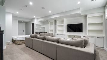 Smart TV y chimenea