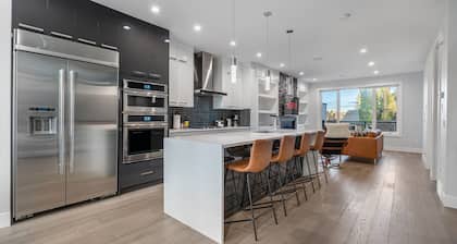 Downtown Luxury with Fast Wi-Fi & Amazing Kitchen!