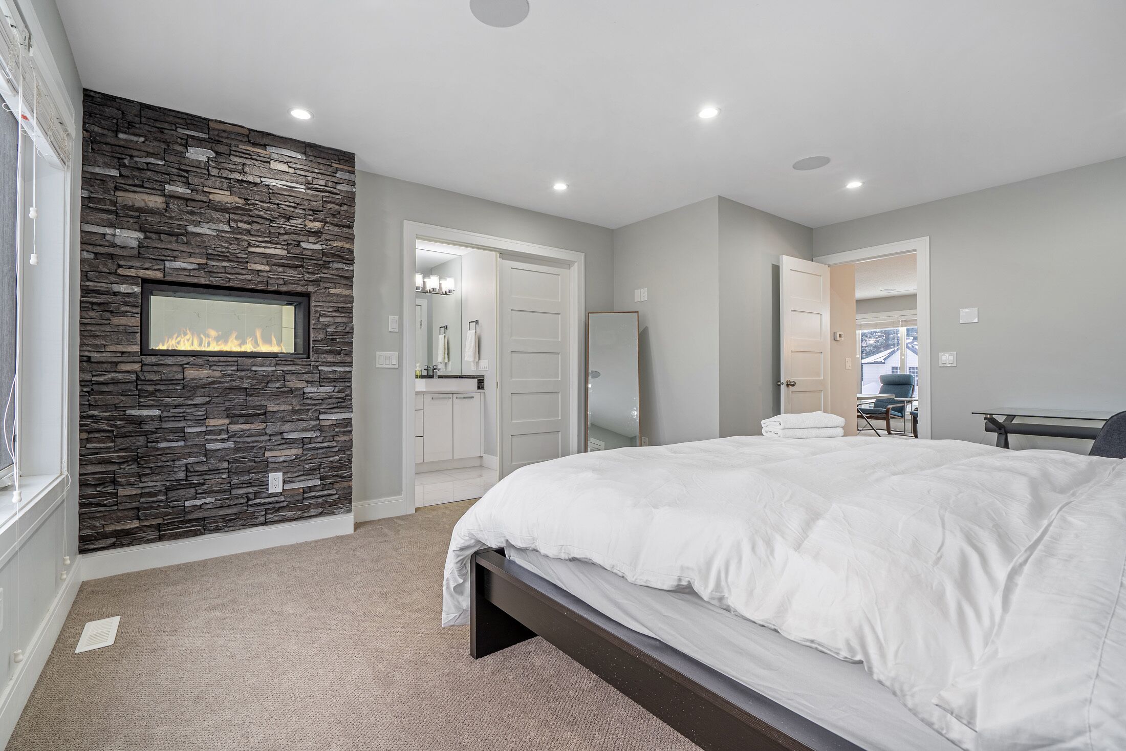 3 slaapkamers, een bureau, een strijkplank/strijkijzer, reisbedje