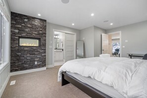 3 slaapkamers, een bureau, een strijkplank/strijkijzer, reisbedje