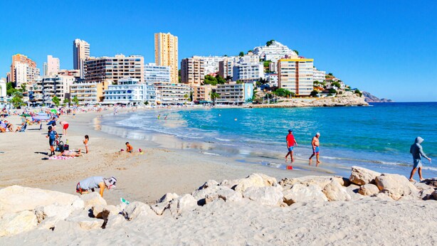 A beach with people, a rocky shoreline, and a cityscape in the background. - BALCÓN DEL MAR sunny apartment (Benidorm)