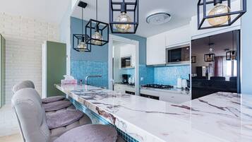 Microondas, horno, placa de cocina y cafetera o tetera