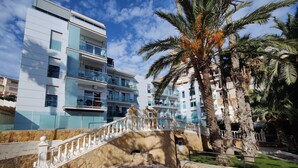 A modern building with balconies, a stone staircase, and a palm tree. - MIRADOR beach apartments (Benidorm)