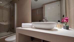 Ensemble baignoire-douche, séchoir à cheveux, bidet, serviettes fournies