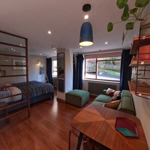 1 bedroom, desk, travel crib, WiFi - Stylish Hideaway Apartment in Bath (Bath)