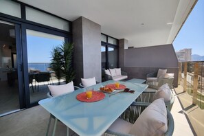 Outdoor dining - SUNSET CLIFFS sea view apartments (Benidorm)