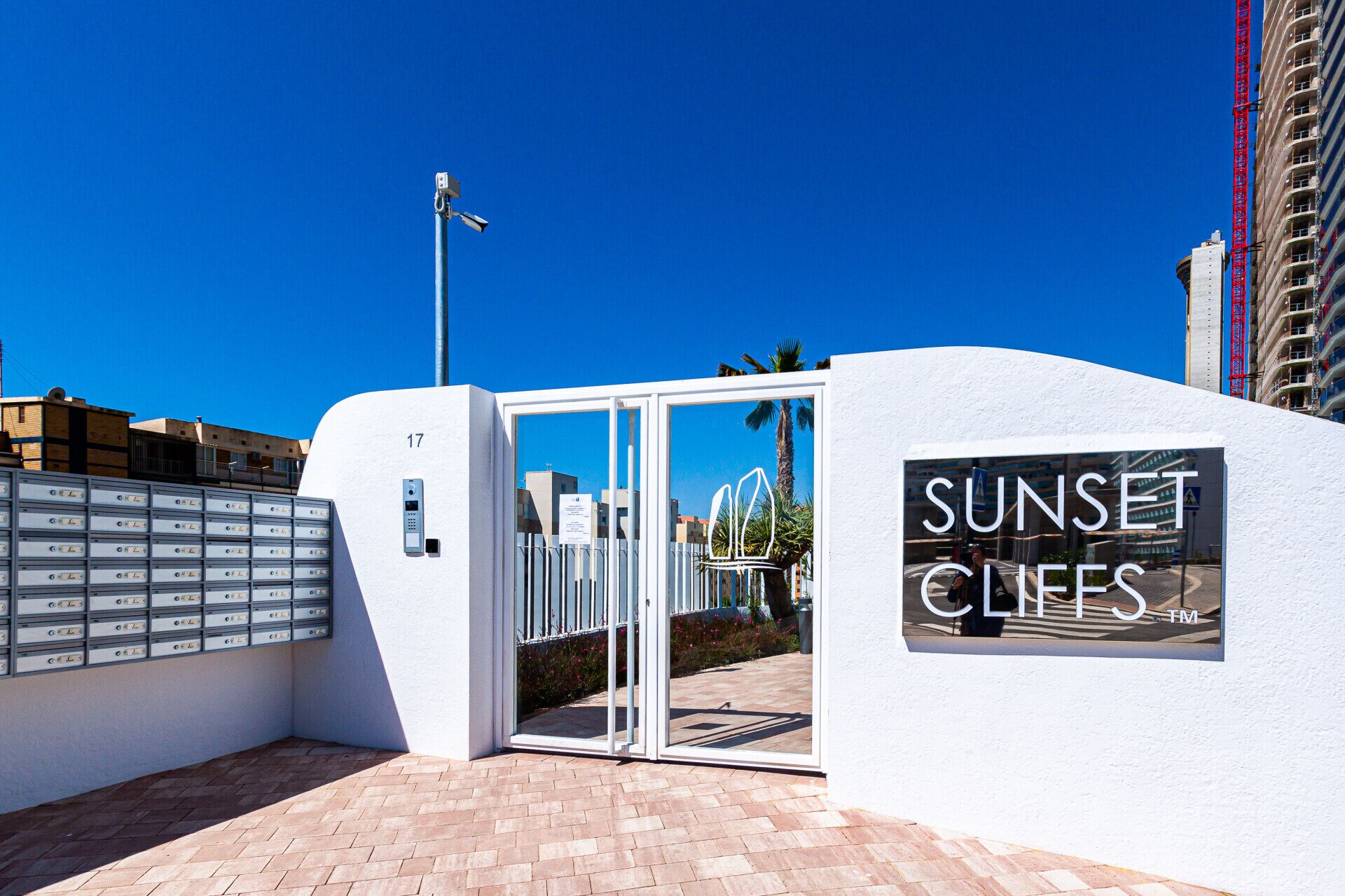 Una entrada de edificio con un cartel que dice "SUNSET CLIFFS".
