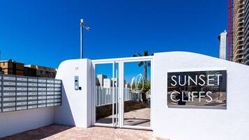 Una entrada de edificio con un cartel que dice "SUNSET CLIFFS".