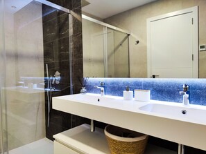 Douche, sèche-cheveux, serviettes fournies