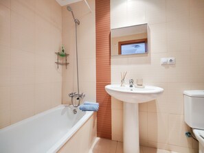 Combined shower/tub, hair dryer, towels