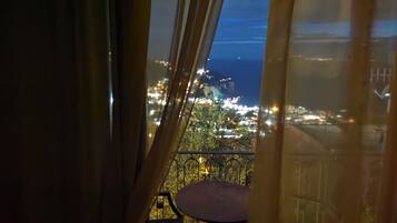 Minibar, escritorio, cuna de viaje y wifi gratis