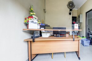 Reception - OYO 90927 Homestay Tentrem 2 (Pati)