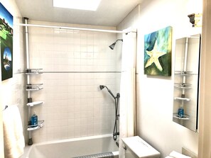 Hair dryer, towels, soap, shampoo - Sexy CLEAN hotel style room walk to town & beach pool access (Montauk)