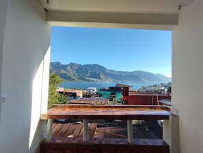 Minibar, espacio para trabajar con laptop y wifi gratis 