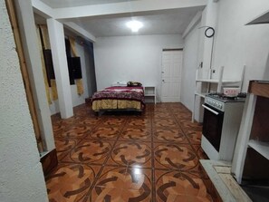 Habitación básica | Minibar, espacio para trabajar con laptop y wifi gratis 