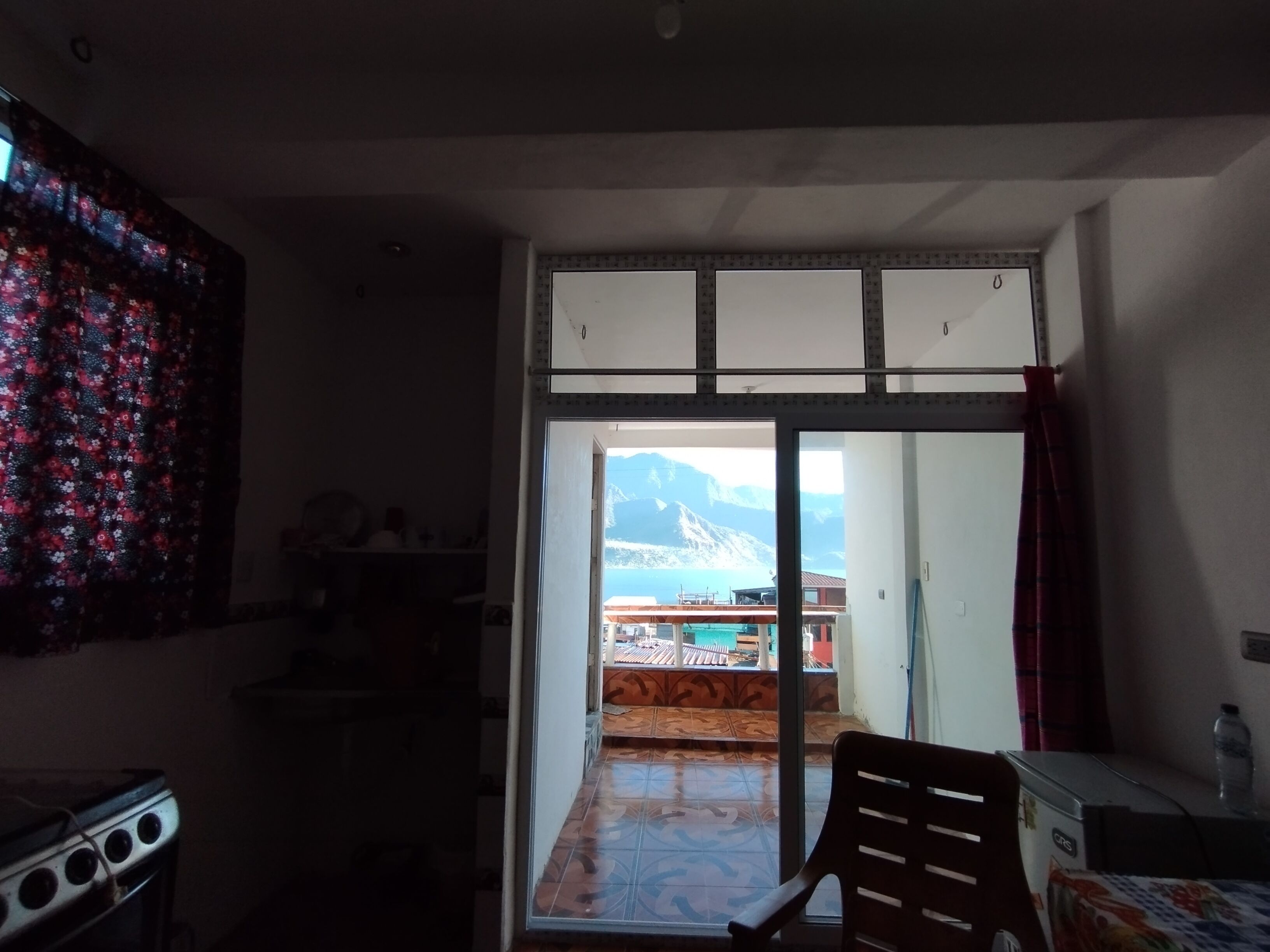 Habitació amb vista a les muntanyes a través d'una porta corredissa de vidre.