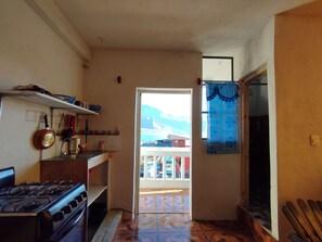 Chambre de base | Cuisine privée | Lave-vaisselle, cafetière-théière, table de salle à manger