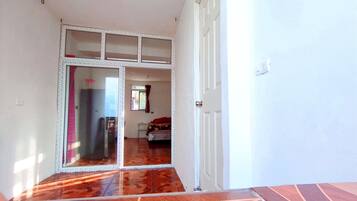 Apartemen Basic, 1 kamar tidur, pemandangan danau | Minibar, ruang kerja ramah laptop, dan Wi-Fi gratis