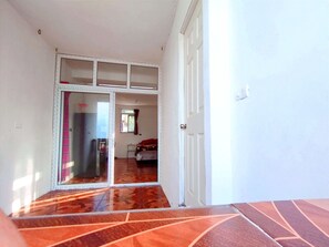 Appartement de base, 1 chambre, vue sur le lac | Minibar, espace de travail pour ordinateurs portables