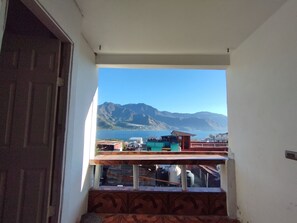 Departamento básico, 1 habitación, vista al lago | Minibar, espacio para trabajar con laptop y wifi gratis 