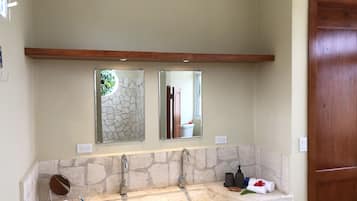 Douche, serviettes fournies, savon, shampoing