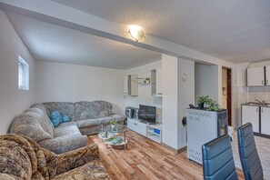 Flat-screen TV, fireplace