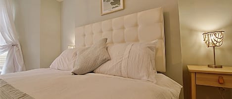 2 bedrooms, desk, WiFi