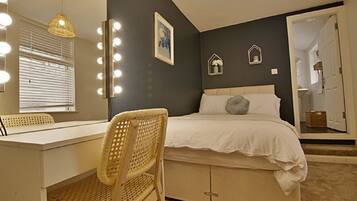 2 bedrooms, desk, WiFi