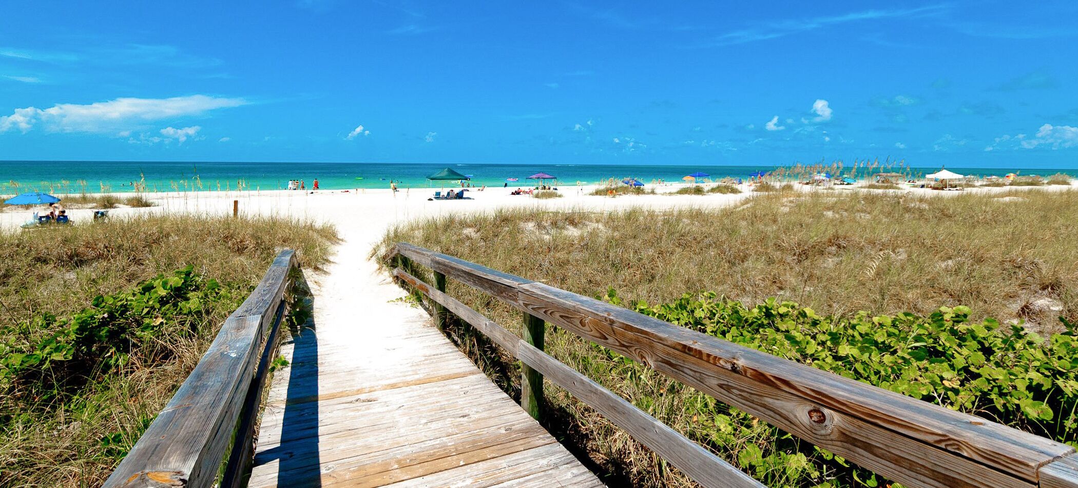 Playa en los alrededores, camastros y toallas de playa 