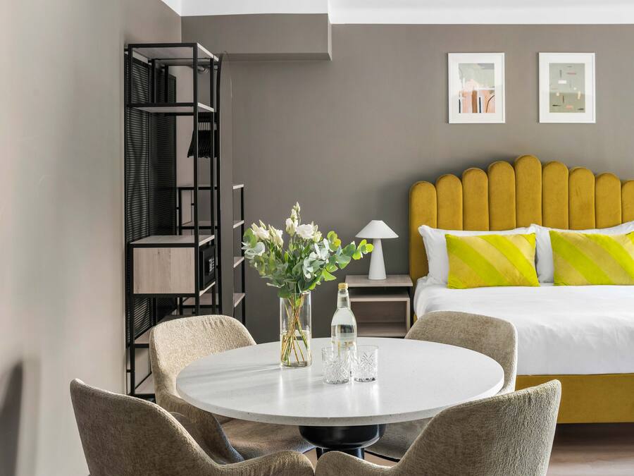 Estudio Deluxe, vistas a la ciudad | Ropa de cama de alta calidad, caja fuerte, mobiliario individual