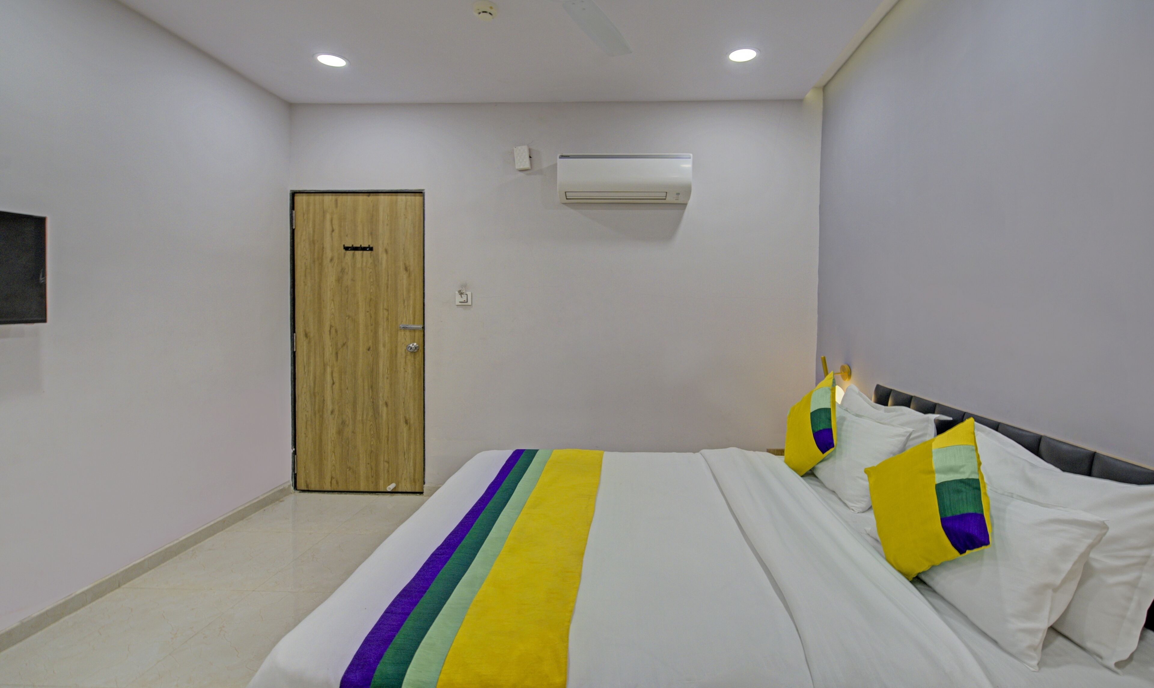 standard room with hi speed internet & working desk | desk, soundproofing, bed sheets